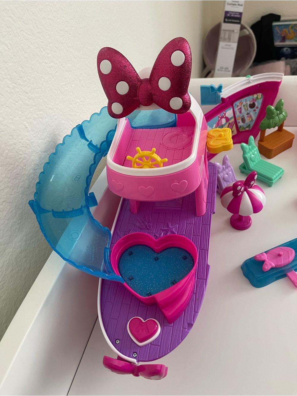 Disney Junior Minnie Mouse Bowdazzling Yacht, Lights and Sounds - Picture 3 of 6